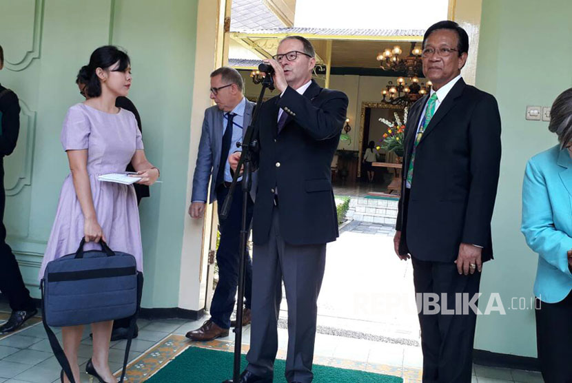 Dubes Perancis Jean Charles Berthonnet (tengah) bertemu dengan Gubernur DIY Sri Sultan Hamengku Buwono X di Kepatihan Yogyakarta, Rabu(3/5).