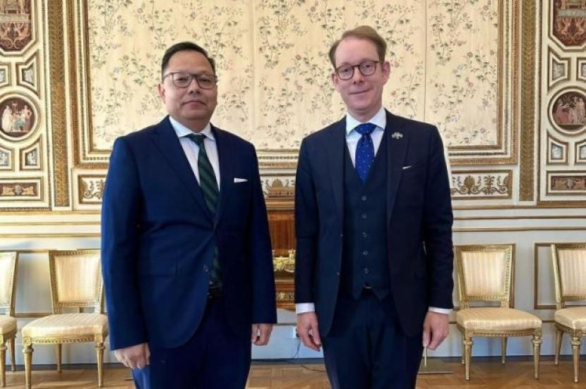 Duta Besar RI untuk Swedia Kamapradipta Isnomo (kiri) bertemu dengan Menteri Luar Negeri Swedia Tobias Billstrom. 
