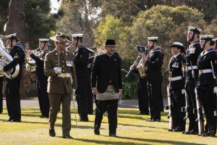 Dubes RI untuk Australia, Y Kristiarto S Legowo melakukan pemeriksaan pasukan dalam Upacara Penghormatan di Kediaman Gubernur Jenderal Australia, Sir Peter Cosgrove di Governor House, Canberra (27/6/2017).