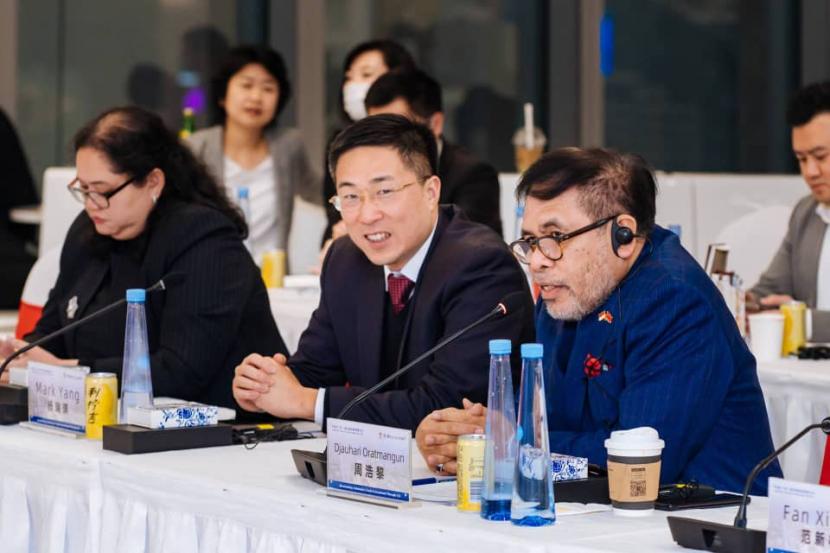 Dubes RI untuk China dan Mongolia Djauhari Oratmangun (kanan) menjadi pembicara di forum bisnis di China, pekan lalu.