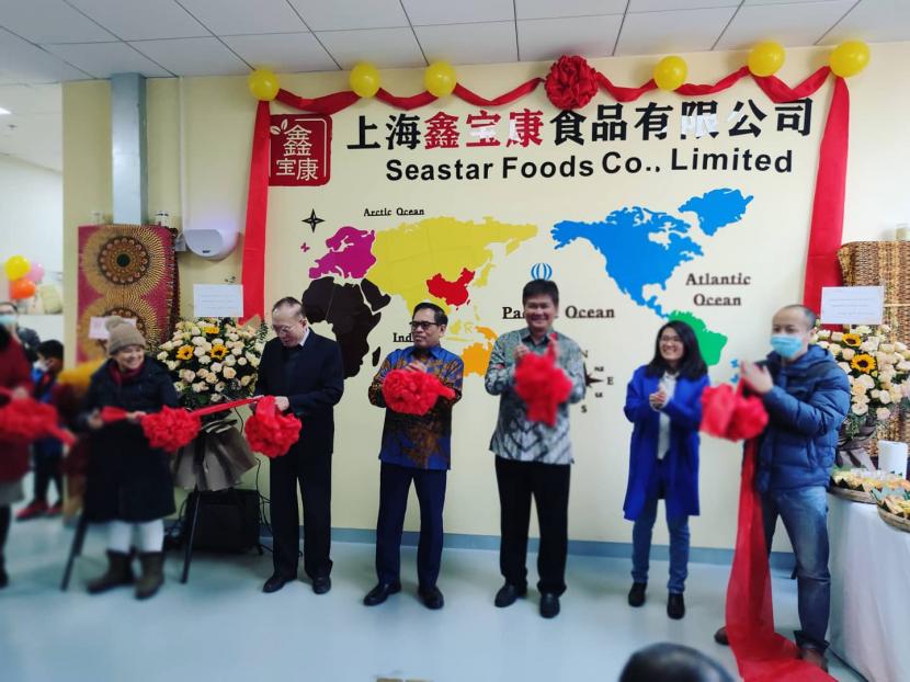 Dubes RI untuk Cina dan Mongolia Djauhari Oratmangun (ke-4 dari kanan)