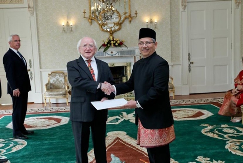 Dubes RI untuk Inggris Raya Rizal Sukma menyerahkan surat-surat kepercayaan kepada Presiden Irlandia 