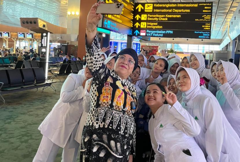 Dubes RI untuk Kuwait Lena Maryana bersama 22 perawat yang diberangkatkan ke Kuwait di Bandara Soekarno-Hatta, Kota Tangerang, Banten, Selasa (12/7/2022).