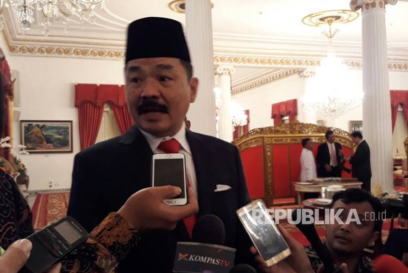 Dubes RI untuk Malaysia Rusdi Kirana memberikan keterangan pers seusai dilantik di Istana Negara, Kamis (18/5). 