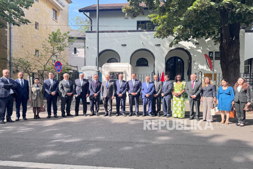 Dubes RI untuk Rumania merangkap Moldova Meidyatama Suryodiningrat, bersama para dubes negara anggota Organisasi Kerja Sama Islam (OKI) di Rumania, menggelar aksi solidaritas untuk Palestina di depan Kedutaan Besar Palestina di Bukares, Kamis (11/9/2025). 