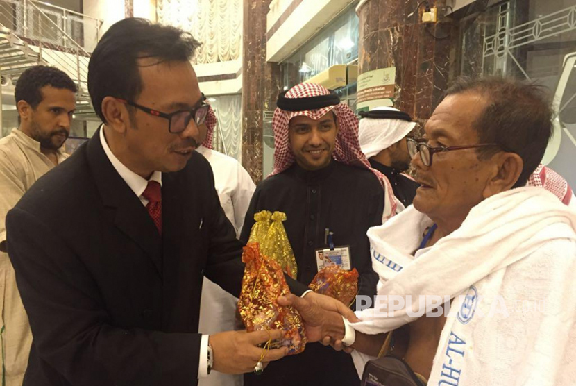 Dubes RI untuk Saudi Agus Maftuh Abegebriel sambut jamaah haji diiringi lantunan syair Thala'al Badru di Raudhah Makkah, Ahad (13/8).