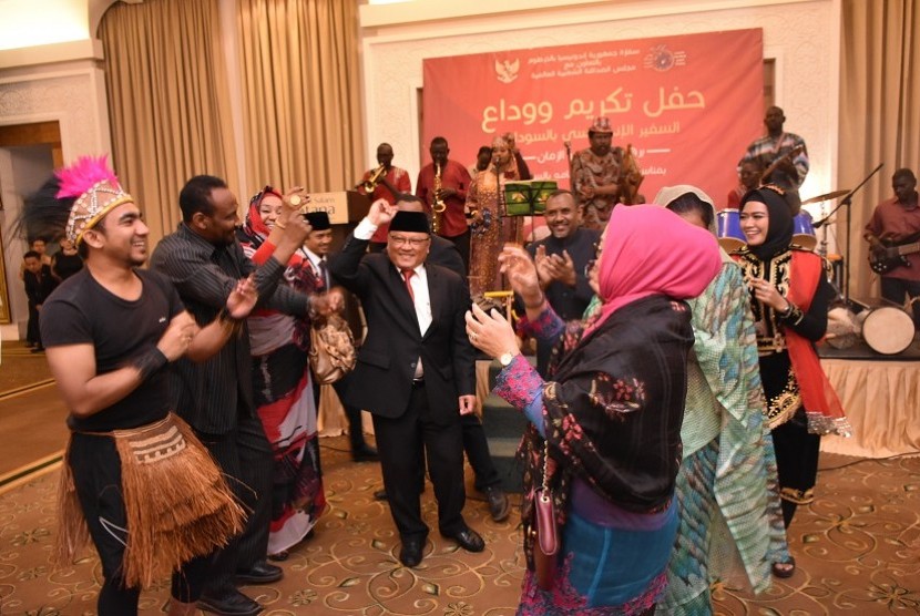 Dubes RI untuk Sudan dan Eritrea, Burhanuddin Badruzzaman (memakai jas dan peci hitam) menari bersama para penari di acara Gathering Friens of Indonesia. 