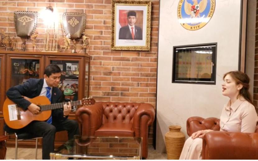 Dubes RI untuk Ukraina Yuddy Chrisnandi bermain gitar mengiringi gadis Ukraina menyanyikan lagu 