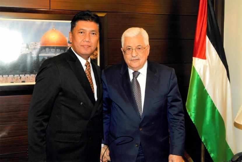 Dubes RI untuk Yordania Teguh Wardoyo (kiri) berfoto bersama Presiden Palestina Mahmoud Abbas (kanan) saat melakukan kunjungan di Kantor Kepresidenan, Amman, Yordania, Minggu (15/1). 