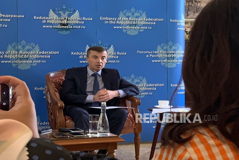 Dubes Rusia untuk Indonesia Sergei Tolchenov saat memberikan keterangan pers di Kedubes Rusia di Jakarta, Rabu (20/8/2025).