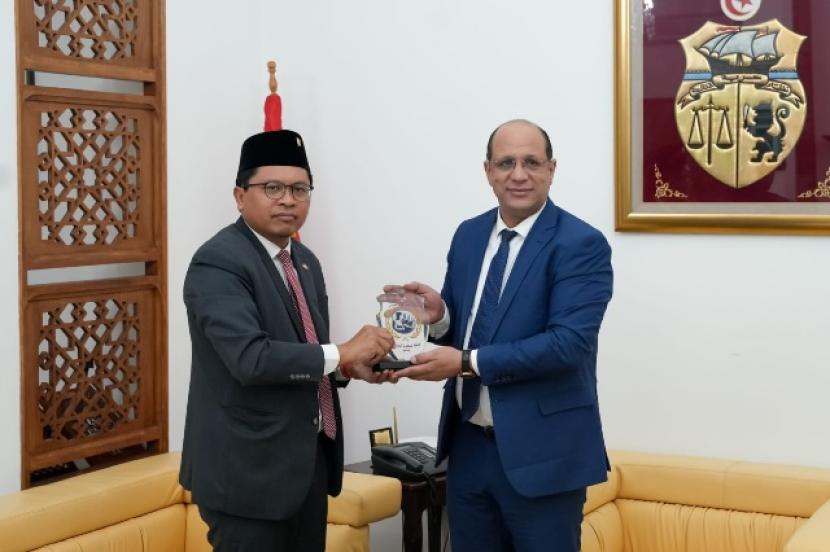 Duta Besar RI untuk Tunisia Zuhairi Misrawi bertemu dengan Menteri Sosial Tunisia Malik Zahi pada Rabu (16/11/2022). Dalam pertemuan itu Zuhairi menekankan komitmen Indonesia di G20.