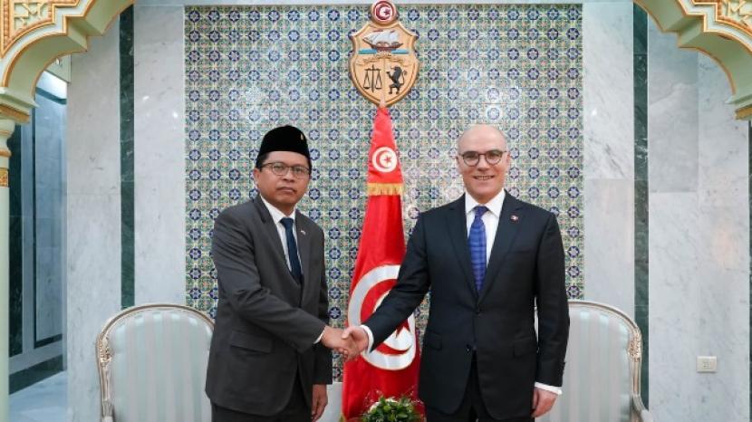 Duta Besar Republik Indonesia untuk Tunisia, Zuhairi Misrawi melakukan pertemuan dengan Menteri Luar Negeri Tunisia, Nabil 'Ammar di Tunis, Selasa (14/5/2023).  
