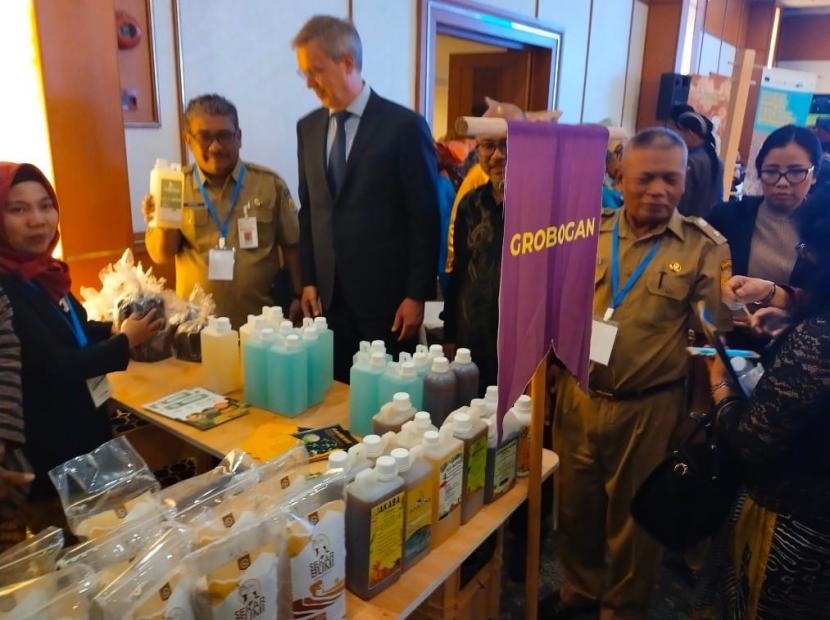 Dubes Uni Eropa untuk Indonesia dan Brunei, Vincent Piket, meninjau stand produk pertanian di acara closing project ECHO Green yang berlangsung di Grand Sahid Jaya Hotel, Jakarta, Senin (27/2/2023).