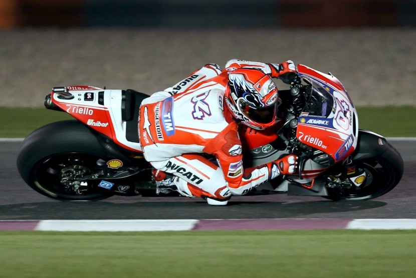 Ducati MotoGP rider Andrea Dovizioso of Italy rides his bike during the Qatar MotoGP Grand Prix at the Losail International circuit in Doha March 29, 2015.