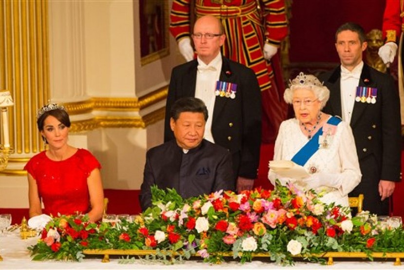 Duchess Cambridge Kate Middleton dan Presiden Cina Xi Jinping mendengarkan sambutan Ratu Elizabeth II dalam jamuan makan kenegaraan di Ballroom, Buckingham Palace, London di hari pertama kunjungan Xi ke Inggris, Selasa, 20 Oktober 2015.