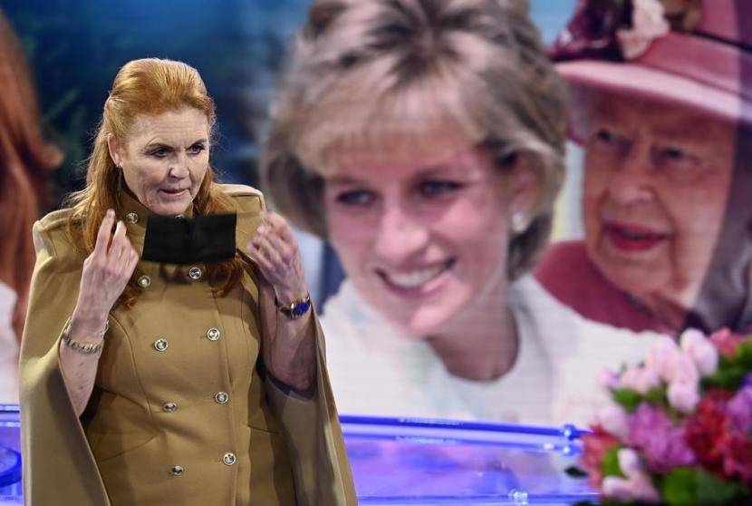 Duchess of York Sarah Ferguson menghadiri acara TV Italia Rai 1 Porta a Porta dengan latar foto Putri Diana (tengah) dan Ratu Elizabeth II (kanan) di Roma, Italia, 14 Desember 2021. Menurut Sarah, Putri Diana akan bangga melihat kedua putranya bersama istrinya masing-masing, termasuk Harry-Meghan.