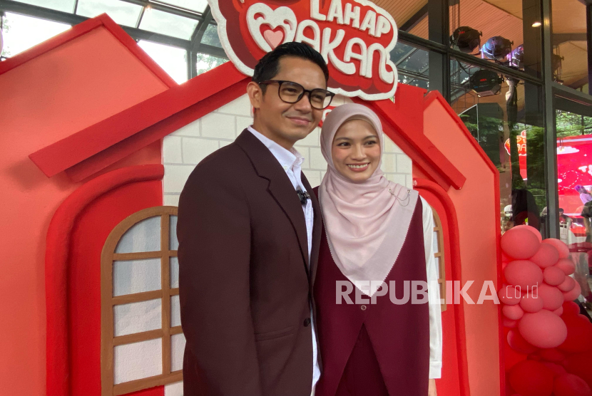 Dude Harlino dan Alyssa Soebandono saat diwawancara usai talkshow mengenai masalah Gerakan Tutup Mulut (GTM) pada anak, di kawasan Cilandak, Jakarta, Selasa (18/2/2025).