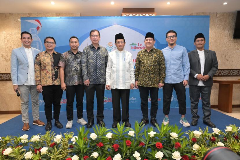 Dude Herlino, Marketing Director Le Minerale Febri Satria Hutama (ketiga dari kiri), Sales & Marketing Director PT Tirta Fresindo Jaya Riko Sistanto, Imam Besar Masjid Istiqlal, Prof. Dr. K.H. Nasaruddin Umar, M.A, Atlet Bulutangkis Ahsan (kedua dari kanan), Wasekjen MUI Arif Fahrudin beserta jajaran pejabat Istiqlal dan manajemen Le Minerale dalam acara Peresmian Kolaborasi Masjid Istiqlal dan Le Minerale, di Jakarta (9/8/2024).