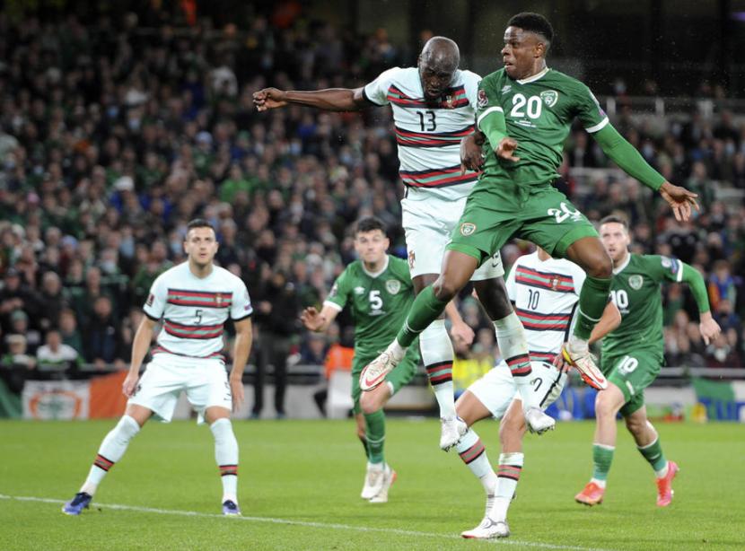 Duel Irlandia (hijau) dengan Portugal pada laga Grup A Kualifikasi Piala dunia 2022 Zona Eropa. Irlandia menahan imbang Portugal 0-0.