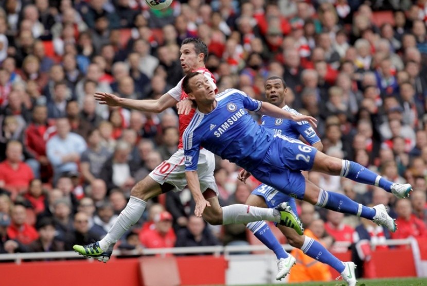 Duel Kapten, John Terry dan Robin Van Persie dalam duel di Emirates Stadium, Sabtu (21/4)