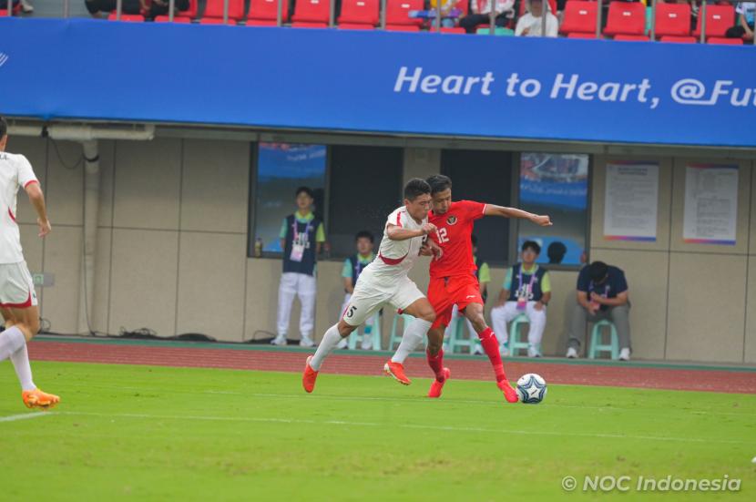 Duel pemain saat Timnas Indonesia U-24 menghadapi Korea Utara pada laga pamungkas Grup F Asian Games 2022 (2023) di Stadion Zheziang Normal University East, Ahad (24/9/2023) sore WIB.