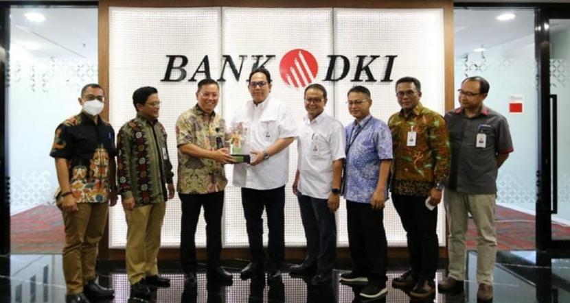 Dukung ketahanan pangan nasional, Bank DKI salurkan kredit modal kerja sebesar Rp 1,1 triliun kepada PT Rajawali Nusantara Indonesia (Persero) (RNI).