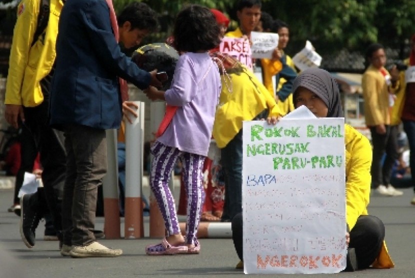 Dukungan Aksesi FCTC: Mahasiswa BEM IM FKM UI menggelar aksi dukungan percepatan aksesi Framework Convention on Tobacco Control (FCTC) untuk Indonesia, Jakarta, Ahad (25/5). Aksi tersebut sebagai langkah dukungan pada pemerintah untuk segera aksesi FCTC, s