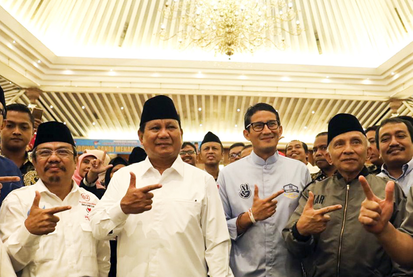 Dukungan API untuk Prabowo-Sandi. Calon Presiden dan Wakil Presiden nomor urut 02 Prabowo Subianto (kedua kiri) dan Sandiaga Uno (kedua kanan) serta Dewan Penasehat Badan Pemenangan Nasional Amien Rais (kanan) berfoto bersama saat konsolidasi nasional Aliansi Pencerah Indonesia (API) bersama eksponen Muhammadiyah di Jakarta, Minggu (3/3/2019). 