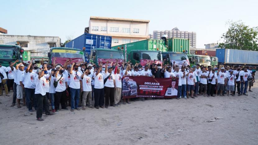 Dukungan dari komunitas supir truk di Tanjung Priok, Jakarta, untuk Ganjar Pranowo. 