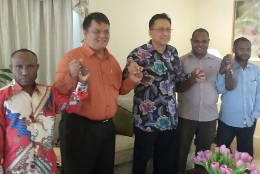 Dukungan Papua – Irman Gusman didukung empat Senator asal Papua untuk kembali menjadi Ketua DPD RI periode 2014-2019. Dari kiri, Mesakh Mirin, Pdt. Carles Simaremare, Irman Gusman, Yanes Murib, dan Edison Lambe, bergandeng tangan sebagai pernyataan dukunga