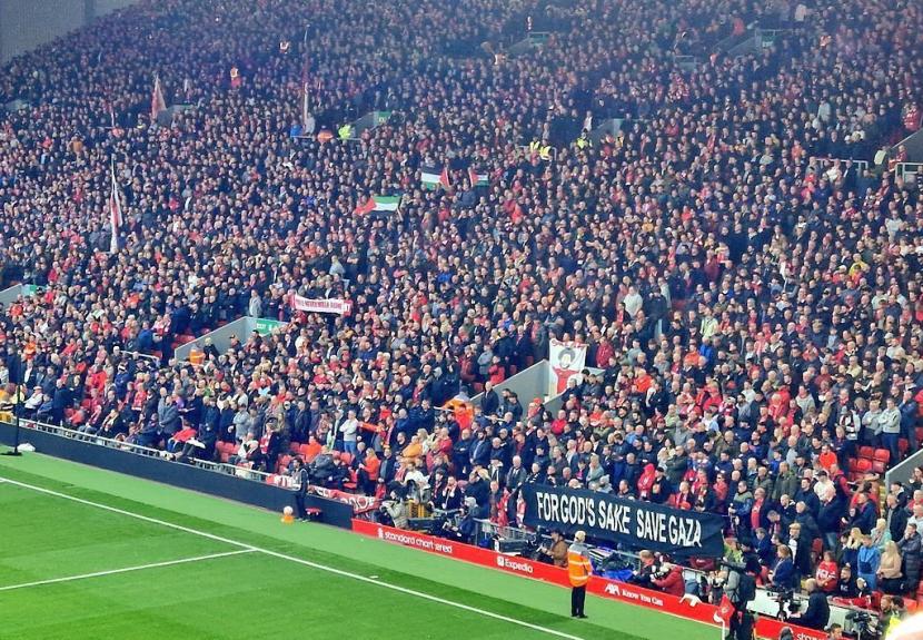 Dukungan terhadap Gaza, Palestina, mengalir dari pemain dan suporter dalam derbi Merseyside antara Liverpool melawan Everton, di Stadion Anfield, Sabtu (21/10/2203) malam WIB.
