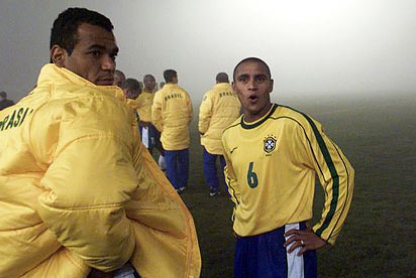 Duo legenda Timnas Brasil, Cafu dan Roberto Carlos.