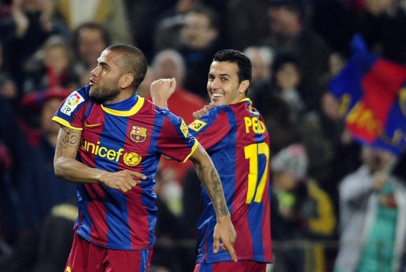 Duo pemain Barcelona yang diincar Arsenal, Dani Alves dan Pedro Rodriguez.