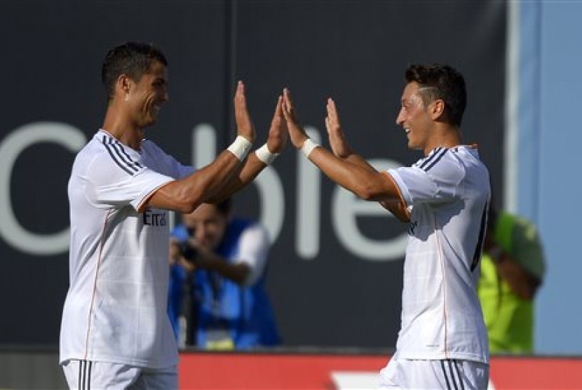 Mantan duo Real Madrid, Cristiano Ronaldo dan Mesut Oezil.