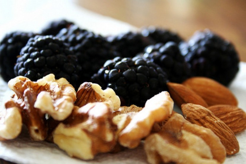Duo santapan sehat, buah berri dan kacang  (ilustrasi)