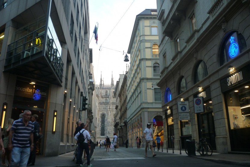 Duomo di Milano terlihat di ujung.