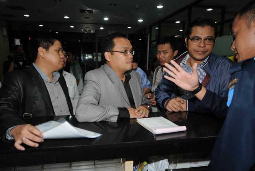  Durapati Sinulingga (tengah) berama rekan pengacara dari Kantor Pengacara Hotma Sitompul and Associate saat mendatangi gedung KPK di Jakarta, Kamis (25/7) malam. 