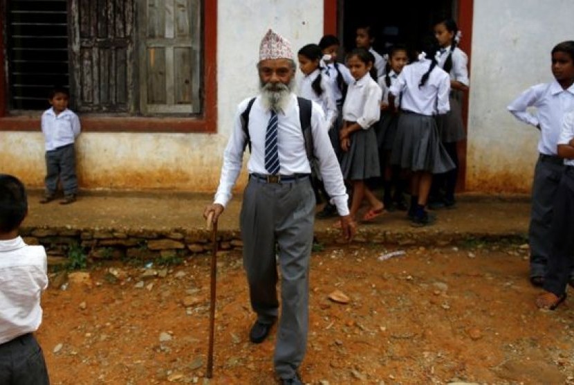 Durga Kami (68 tahun) dari Nepal bertekad kembali ke bangku sekolah untuk melupakan kesedihan dan kesendiriannya.