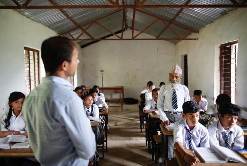 Durga Kami, kakek di Nepal yang masih bersekolah