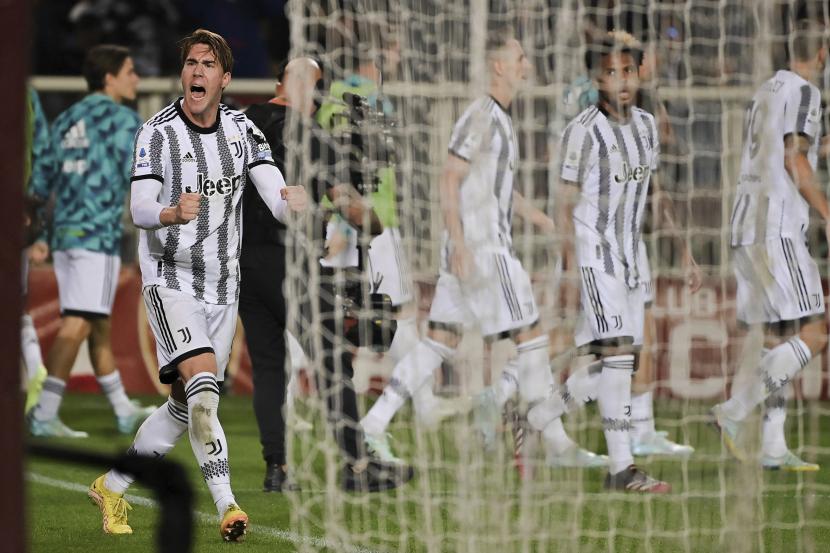  Dusan Vlahovic dari Juventus melakukan selebrasi setelah mencetak gol ke 1-0 selama pertandingan sepak bola Serie A antara Torino dan Juventus di Stadio Olimpico Grande Torino di Turin, Italia, beberapa waktu lalu.
