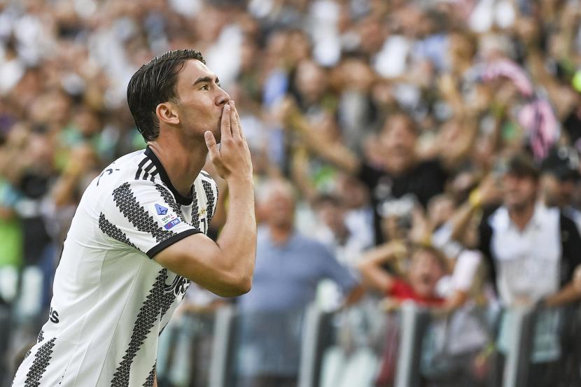 Striker Juventus Dusan Vlahovic merayakan golnya.