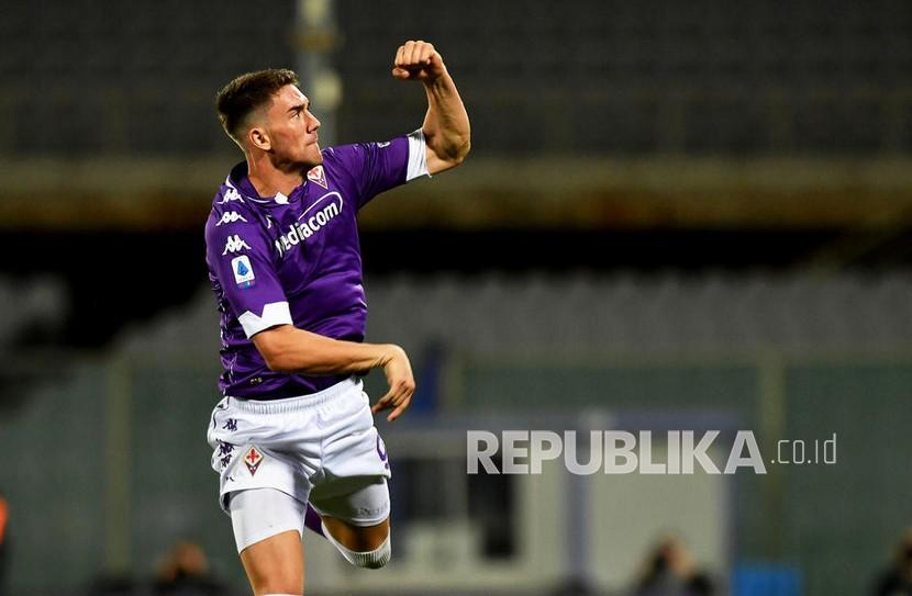 Penyerang Fiorentina Dusan Vlahovic saat melakukan selebrasi. Kontrak Vlahovic di Fiorentina akan berakhir pada Juni 2023 mendatang.