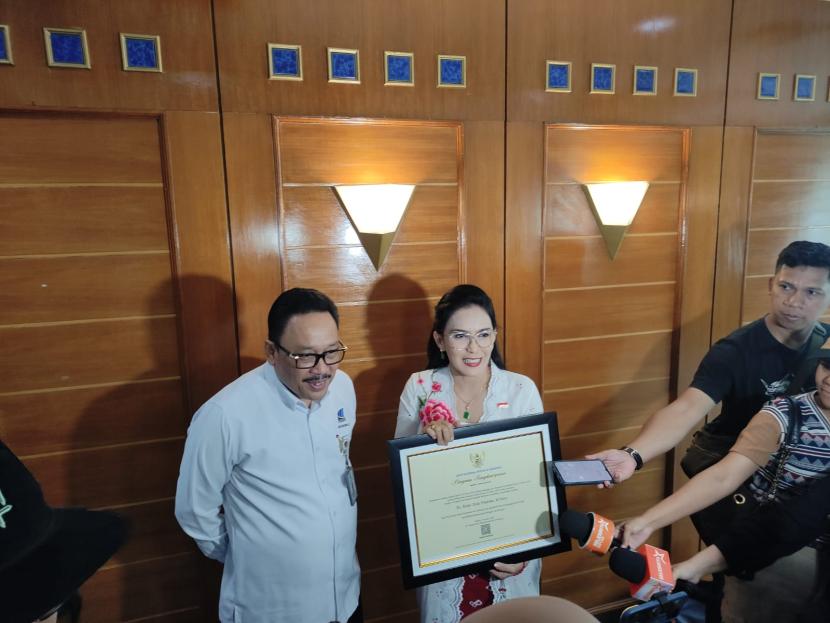 Duta Arsip Nasional RI Rieke Diah Pitaloka menyerahkan surat pencatatan ciptaan 20 kekayaan intelektual ke ANRI, Senin (8/1/2024).