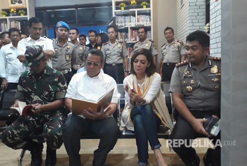 Duta Baca Indonesia, Najwa Shihab dan Kapolres Tangsel, AKBP Fadli Widiyanto meresmikan Pojok Baca di Satpas SIM Tangsel, Rabu (25/10). 
