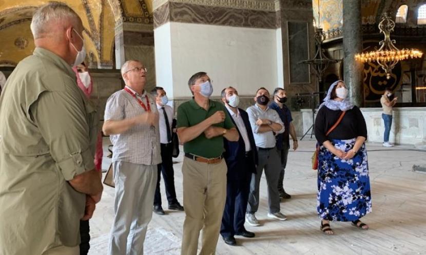 Duta Besar A.S. untuk Turki David Satterfield dan keluarganya mengunjungi Hagia Sophia