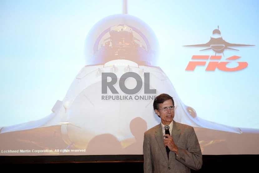 Duta Besar Amerika Robert Blake memeberikan paparan saat perkenalan F16 Simulator milik Lockheed Martin di Jakarta, Rabu (7/10). 