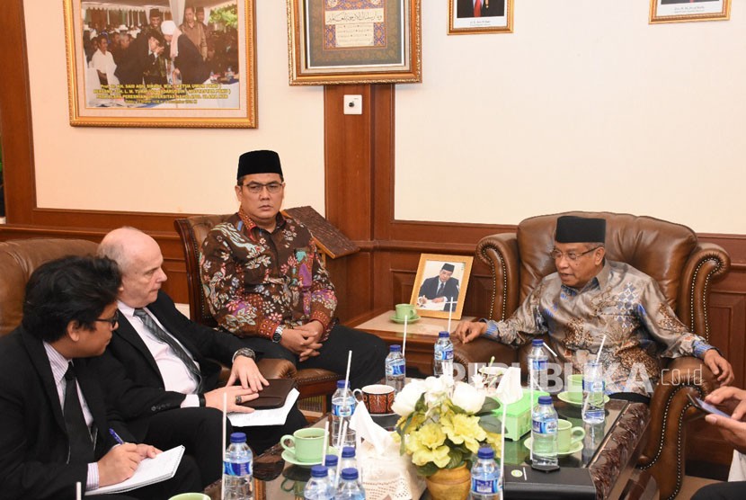 Duta Besar Amerika Serikat untuk Indonesia, Joseph Donovan berkunjung ke Kantor Pengurus Besar Nahdlatul Ulama (PBNU) di Jalan Kramat Raya, Kenari, Senen, Jakarta Pusat, Senin (26/3) siang. Joseph disambut Ketua Umum PBNU, KH Said Aqil Siradj dan Sekjen PBNU Helmy Faishal Zaini.