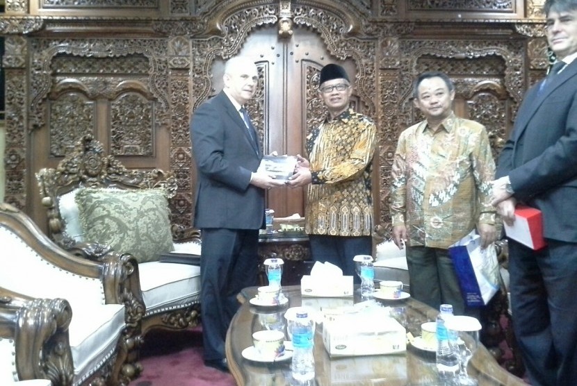 Duta Besar Amerika Serikat untuk Indonesia Joseph R Donovan (kiri) bersama Ketua Umum Muhammadiyah Haedar Nashir (berkopiah) di Kantor Muhammadiyah, Kamis (2/1).