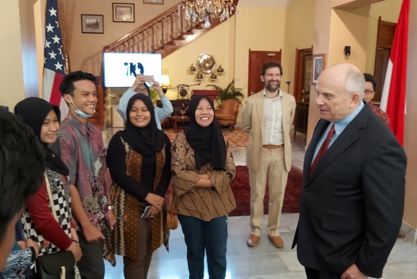 Duta Besar Amerika Serikat untuk Republik Indonesia Joseph R Donovan Jr mengantar keberangkatan 80 peserta pertukaran pelajar dari program Kennedy Lugar Youth Exchange and Study (YES), Senin (5/8). 