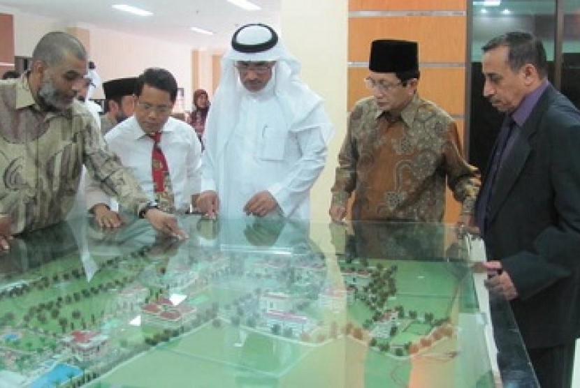 Duta Besar Arab Saudi Moustofa bin Ibrahim al Mubarak (tengah) bersama Wakil Menteri Agama Prof Dr Nasaruddin Umar MA menyaksikan maket Kampus UIN Alauddin Makassar saat berkunjung ke UIN Makassar Kamis (30/8).